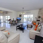 Villa 196